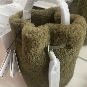 Brandon Blackwood Kamal Bucket Bag Green Sherling